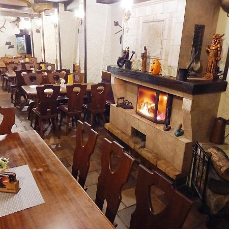 Restaurant A Penzion Pod Draci Skalou Karlštejn Εξωτερικό φωτογραφία
