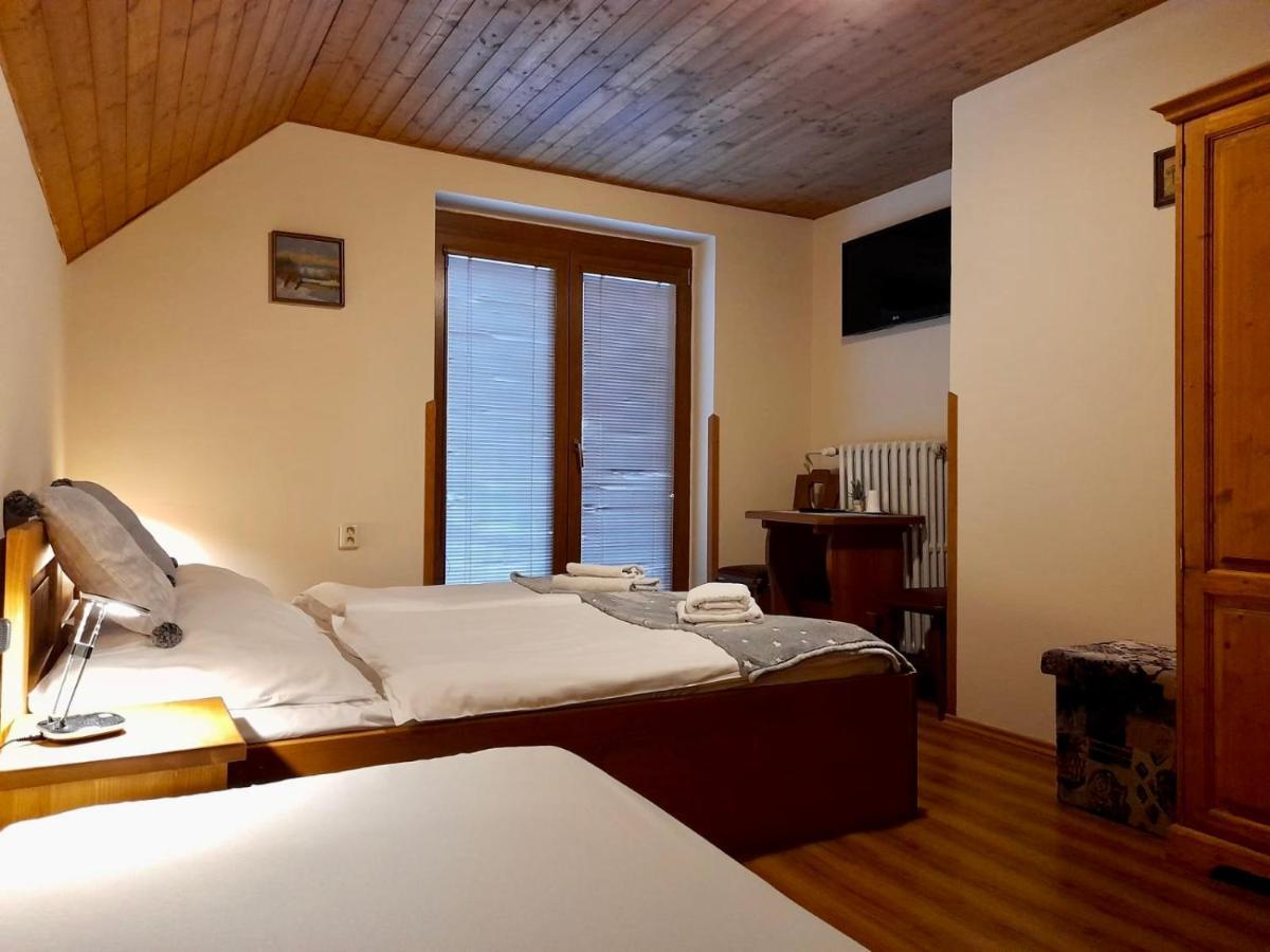 Restaurant A Penzion Pod Draci Skalou Karlštejn Εξωτερικό φωτογραφία