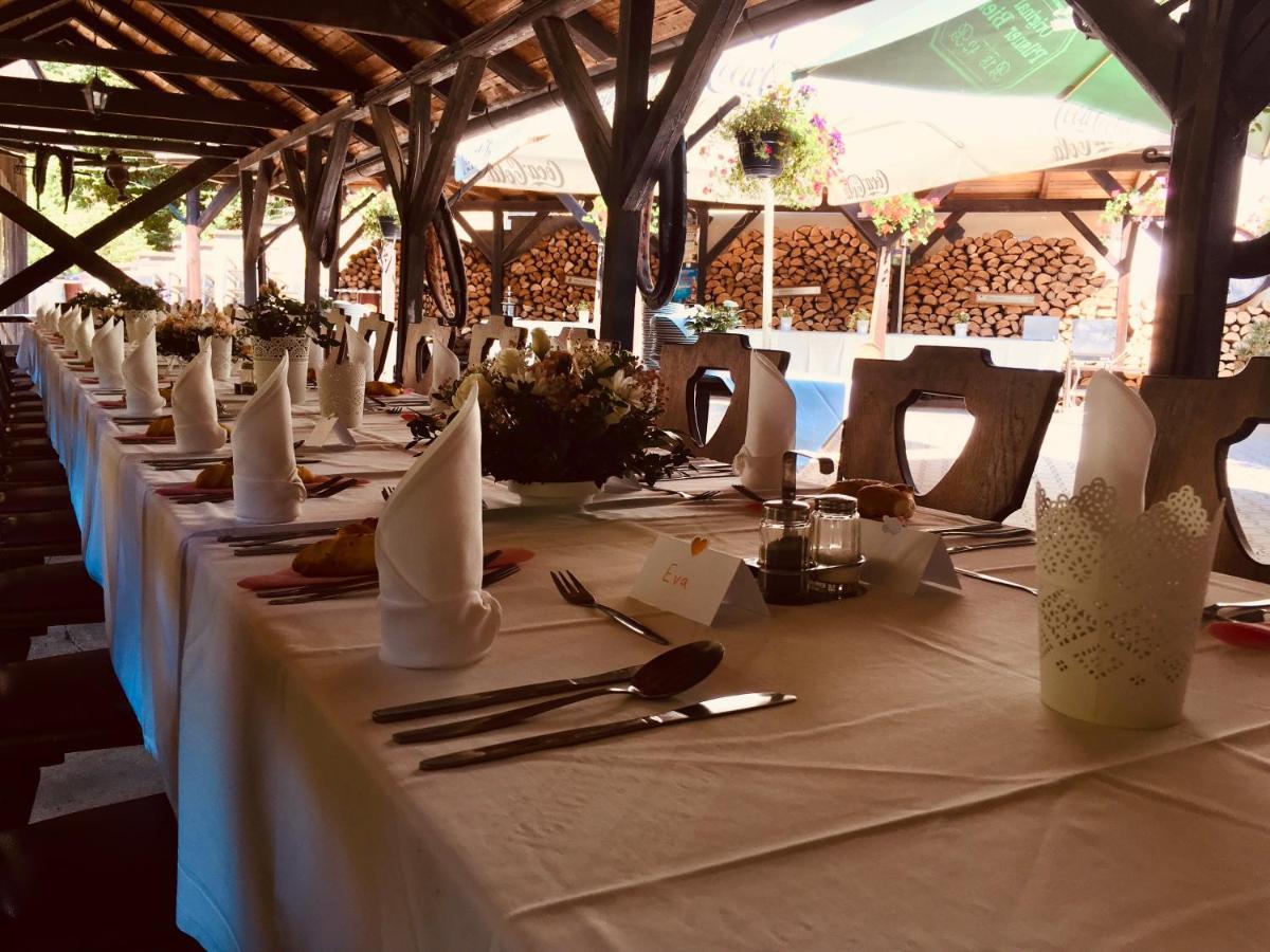 Restaurant A Penzion Pod Draci Skalou Karlštejn Εξωτερικό φωτογραφία