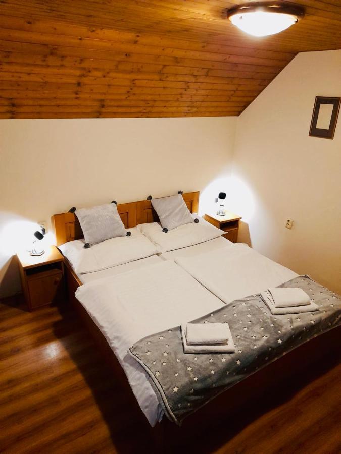 Restaurant A Penzion Pod Draci Skalou Karlštejn Εξωτερικό φωτογραφία