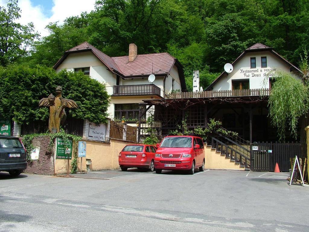 Restaurant A Penzion Pod Draci Skalou Karlštejn Εξωτερικό φωτογραφία